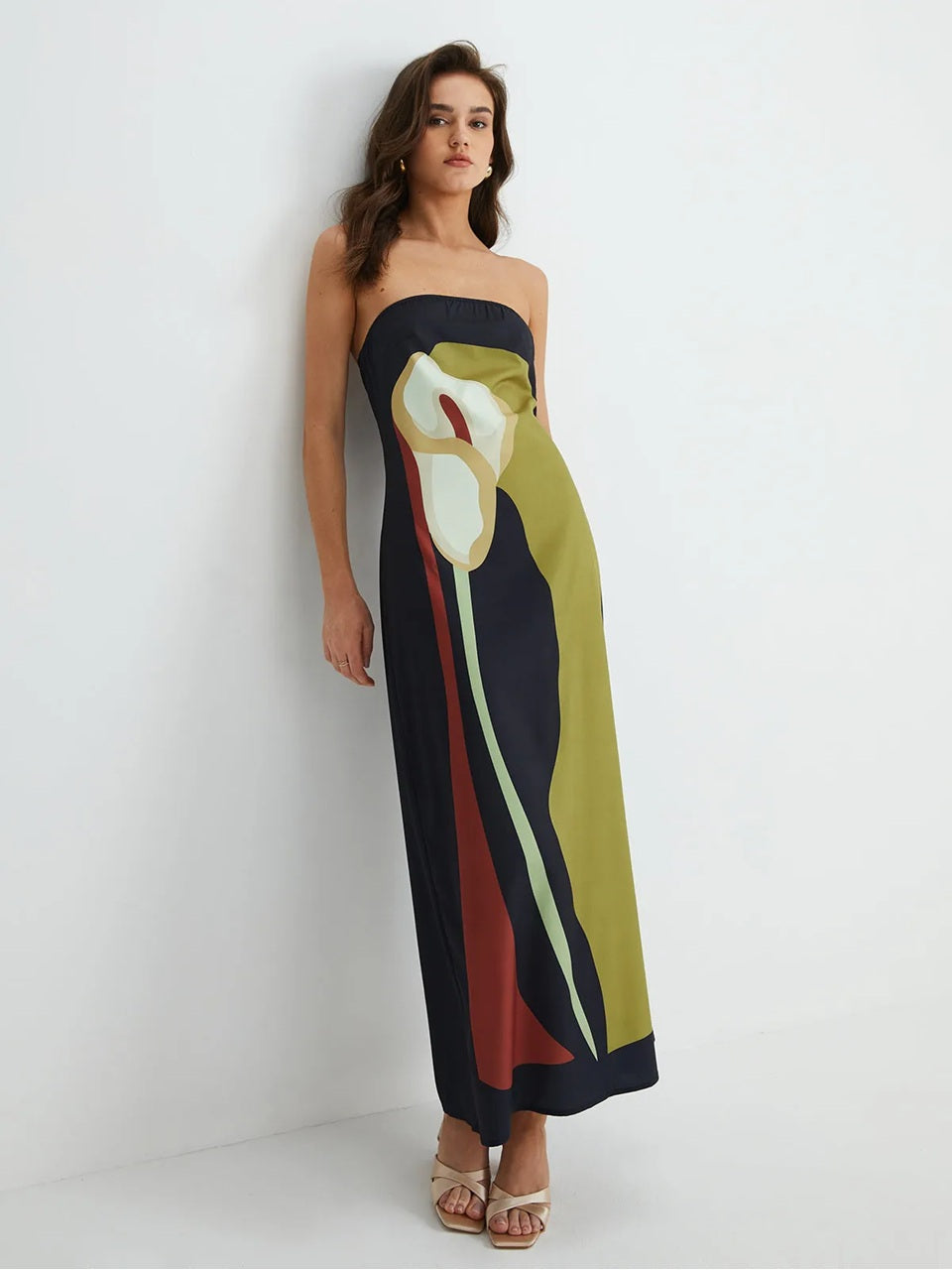 Green casual maxi dress with a strapless neckline and relaxed fit