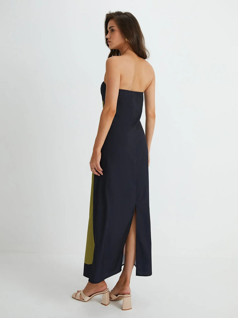 Green casual maxi dress with a flowing, elegant silhouette
