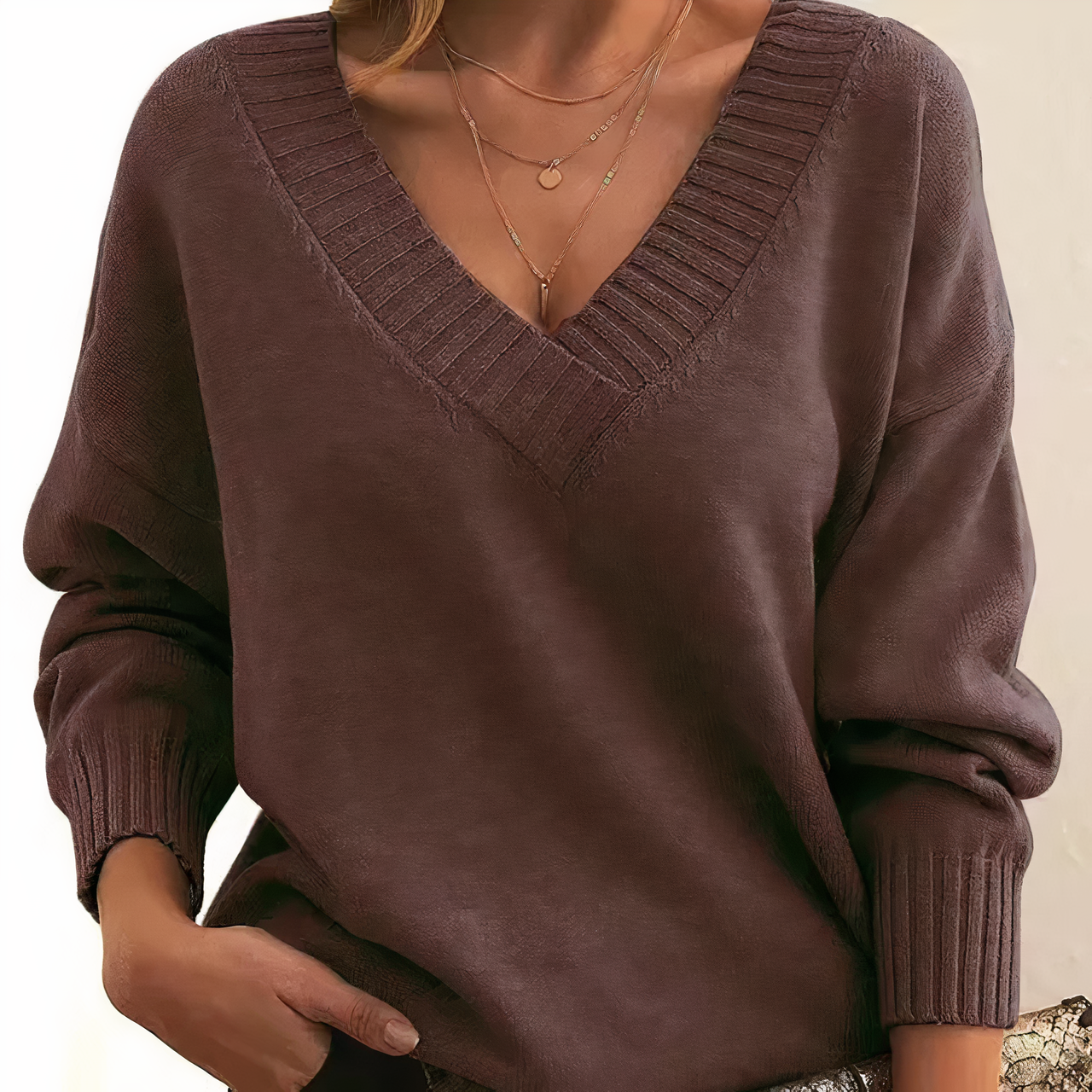 Women's V-neck cashmere jumper in pink — 100% premium cashmere, classic fit